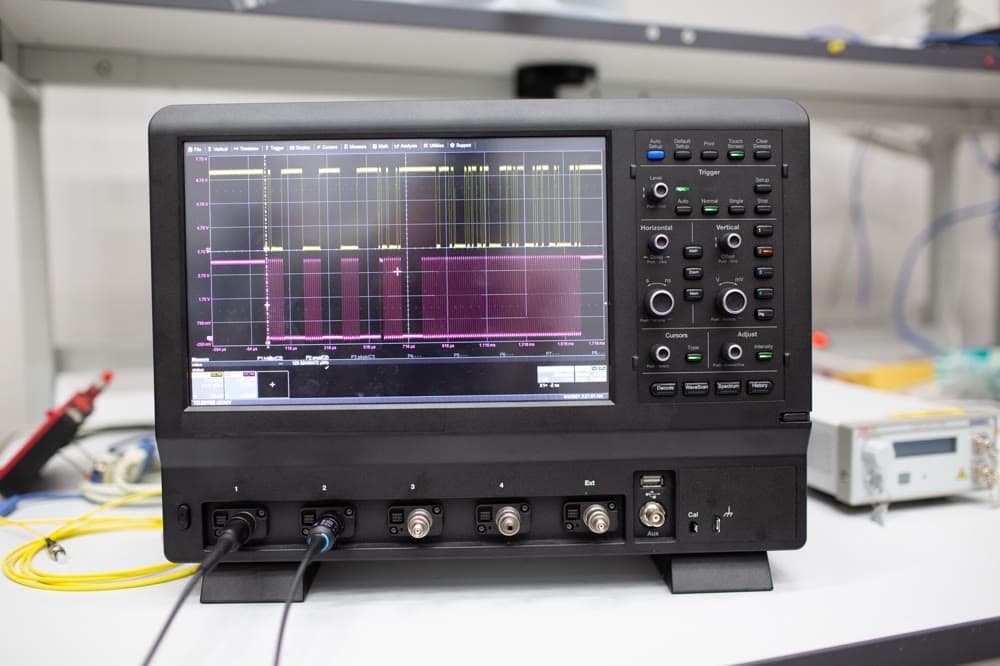 Oscilloscope de laboratoire affichant des signaux multivoies, dérive révélée à l'étalonnage