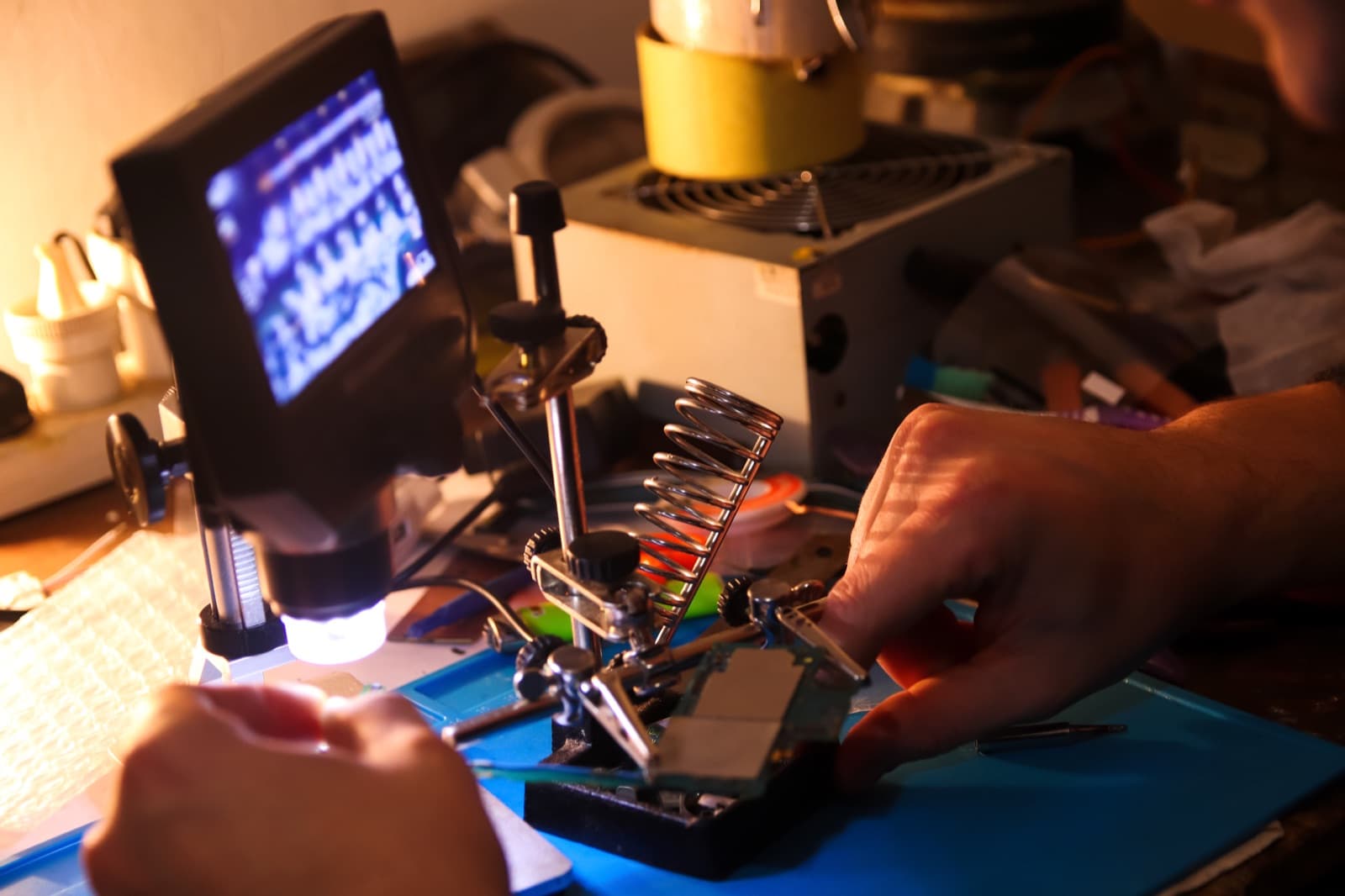 Inspection d'une carte électronique sous microscope numérique, relevés affichés à l'écran