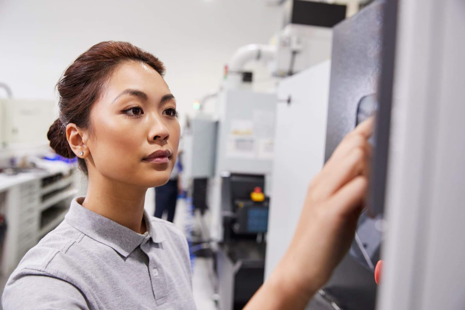 Mesure dimensionnelle de précision sur une pièce métallique usinée, bras de contrôle en atelier