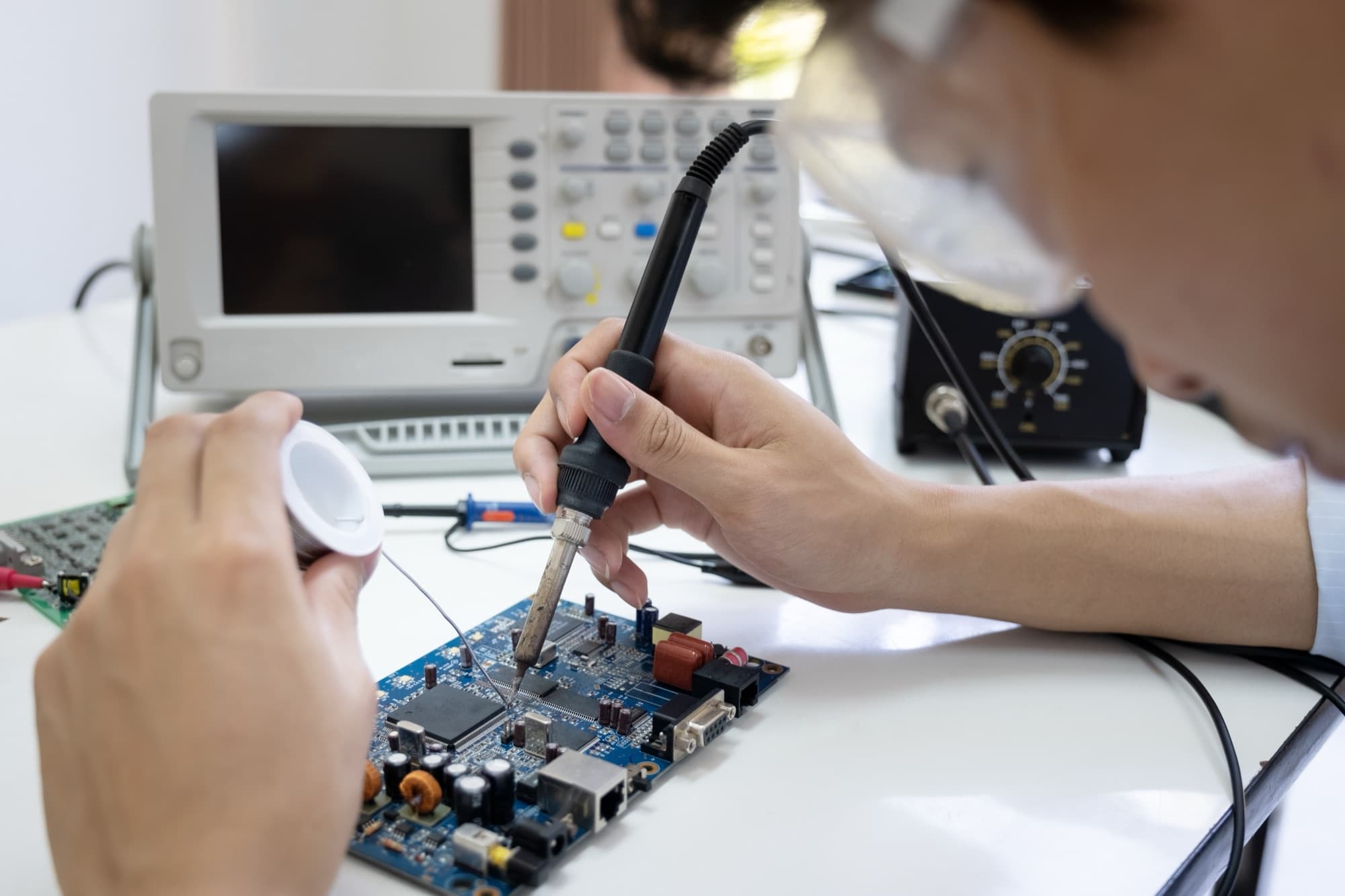 Intervention de précision sur une carte électronique, atelier Menova