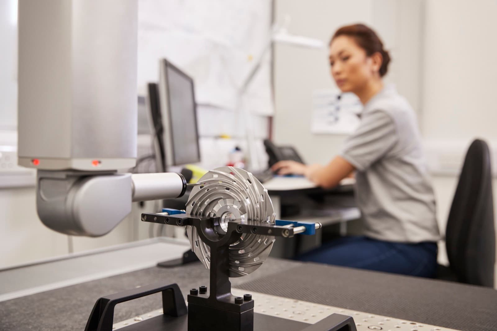 Machine à mesurer tridimensionnelle (MMT) contrôlant une pièce usinée