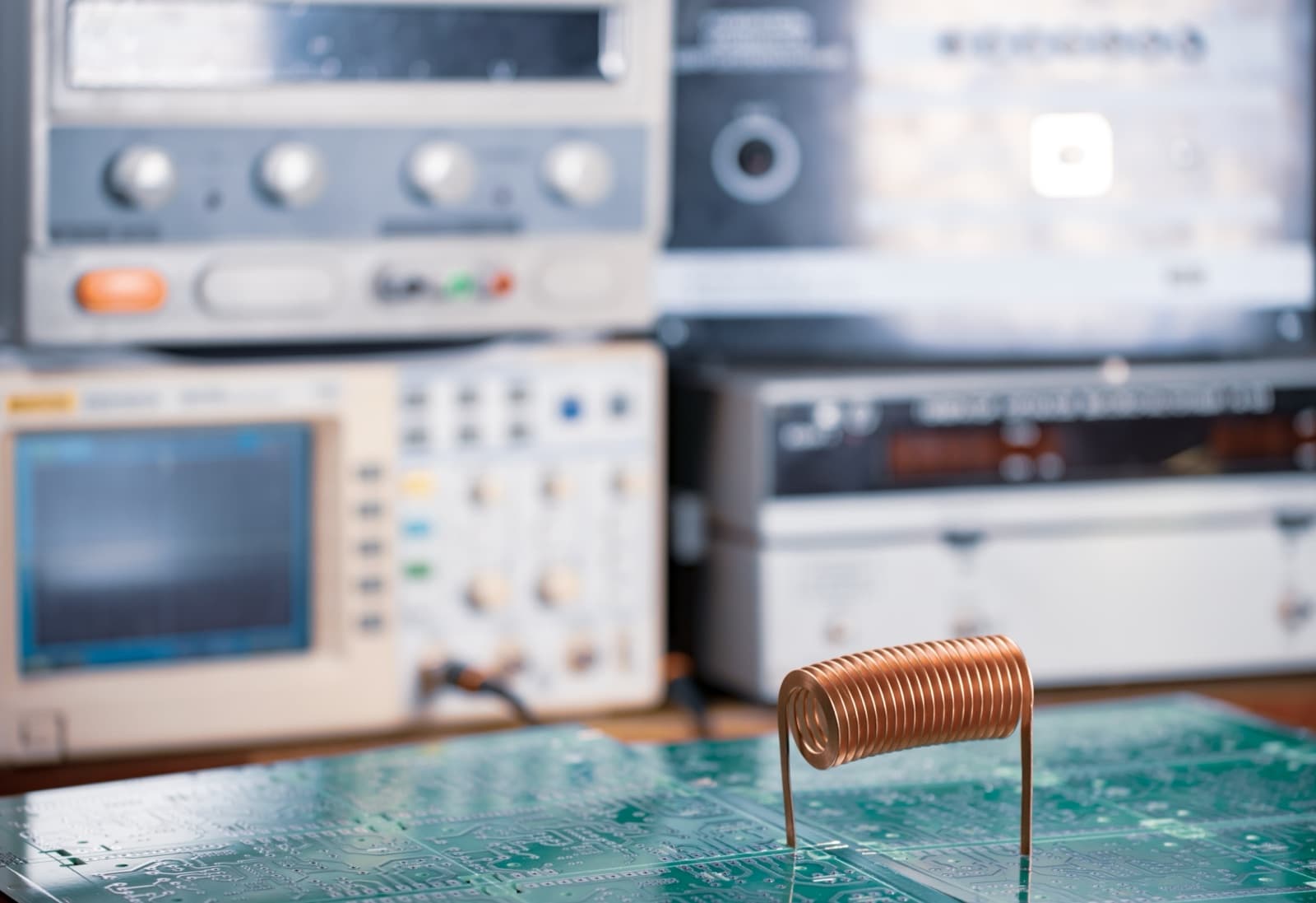 Bobinages cuivre et instruments de mesure électrique sur un banc de laboratoire
