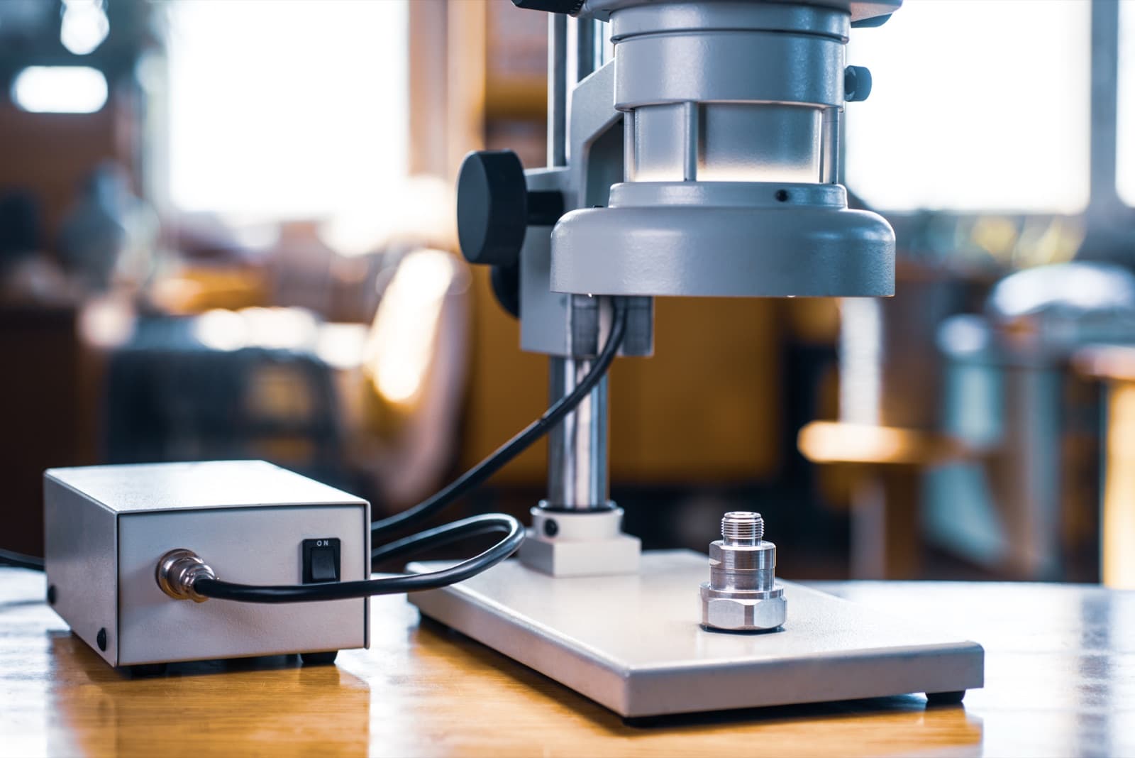 Microscope de métrologie inspectant une pièce en laboratoire
