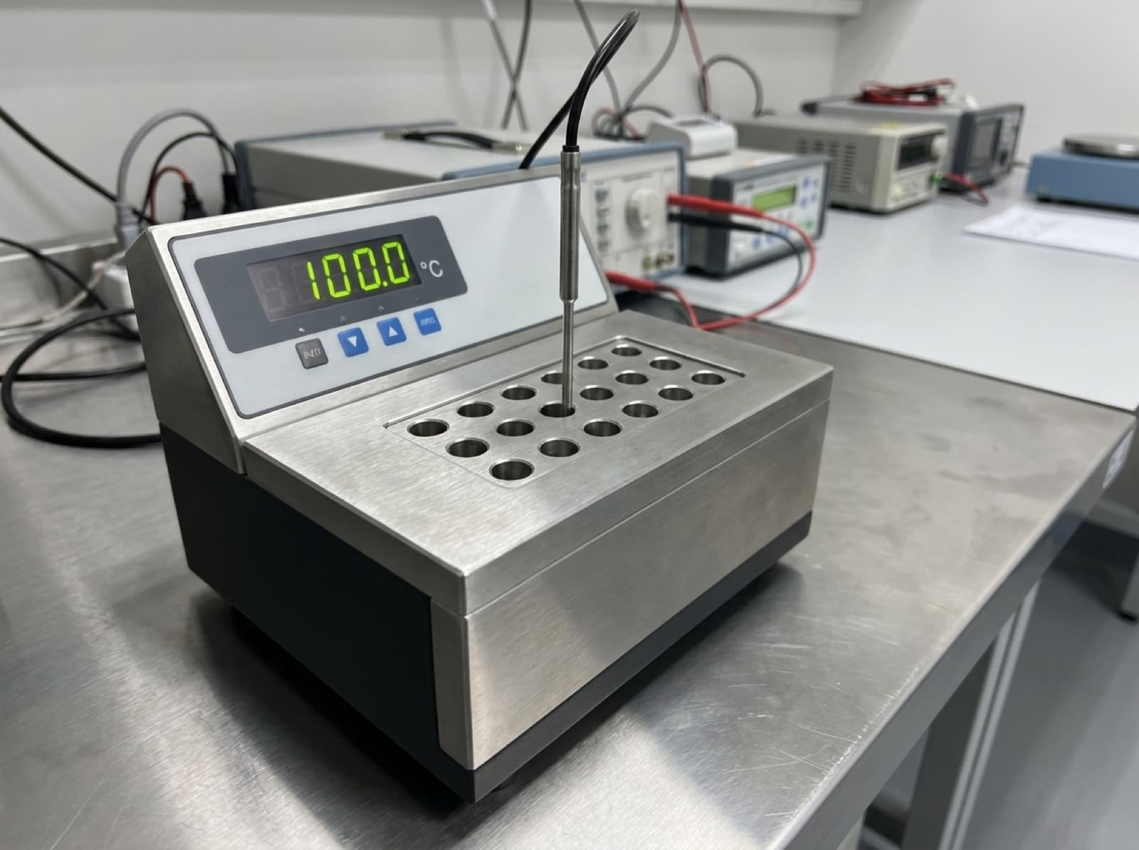 Calibrateur à bloc sec avec sonde de référence affichant 100 °C