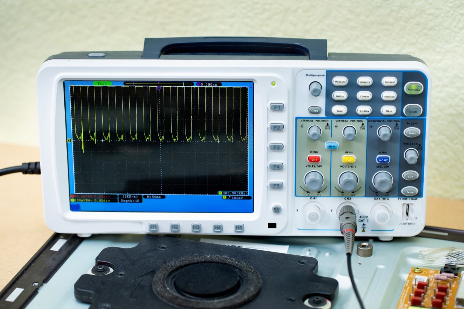 Oscilloscope numérique affichant un signal périodique