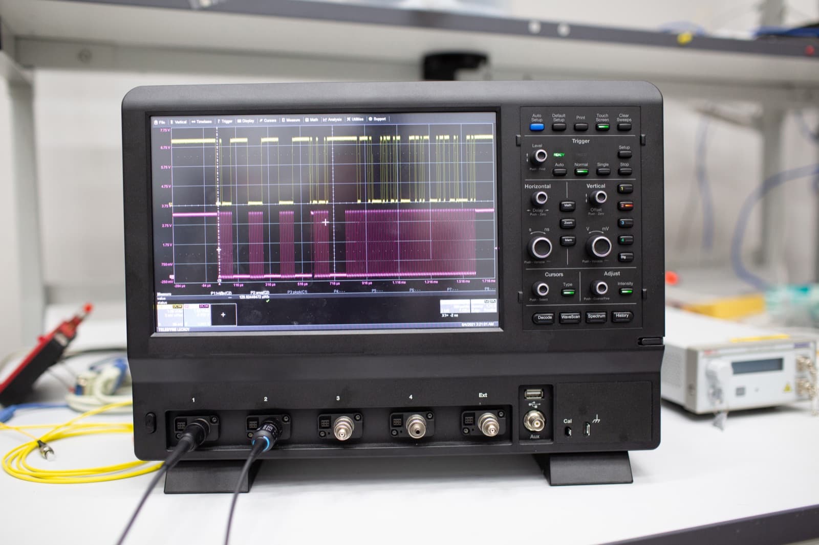 Oscilloscope de précision affichant une tension sur un banc d'étalonnage
